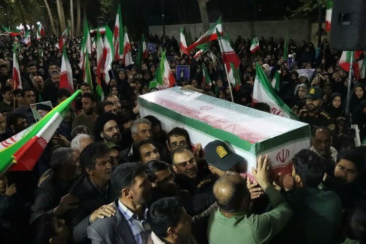 تصاویر/ وداع حماسی با شهید محمددهقان دهنوی در اجتماع شبانه مردم مهریز
