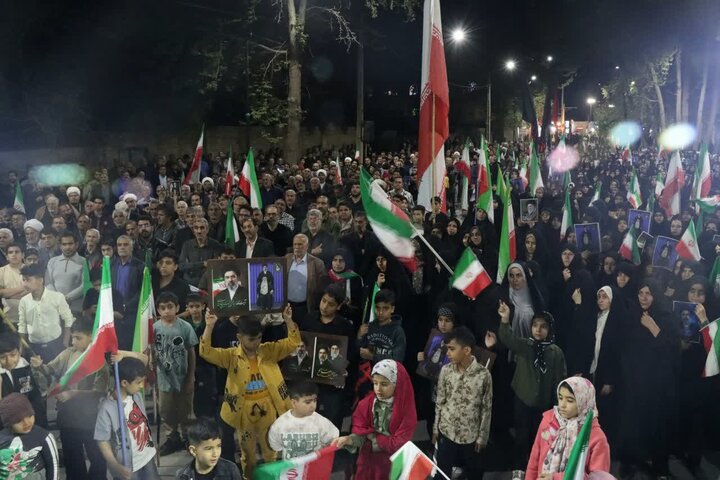تصاویر/ وداع حماسی با شهید محمددهقان دهنوی در اجتماع شبانه مردم مهریز