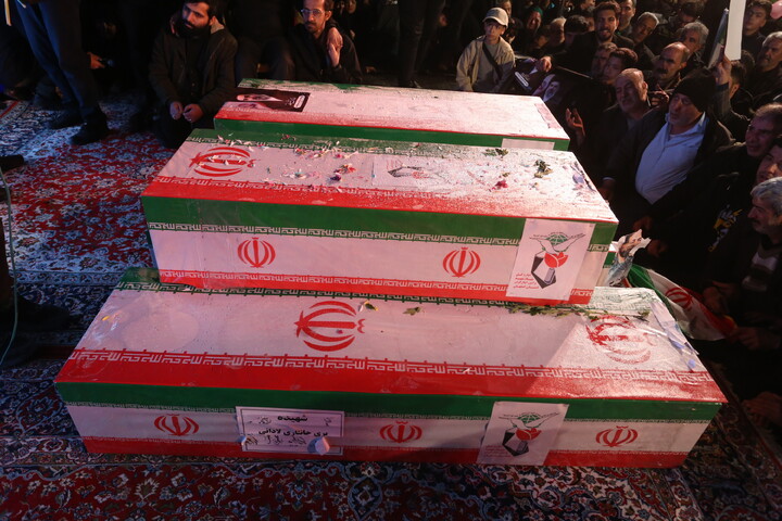 تصاویر/ وداع با پنج شهید خانواده نصرآزادانی از شهدای جنایات اخیر آمریکایی صهیونی در اصفهان