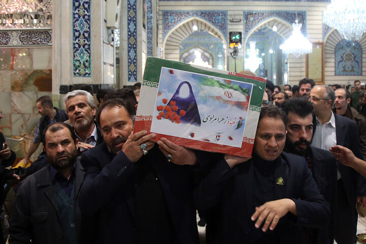 وداع با پیکر شهیده مرادی در حرم بانوی کرامت