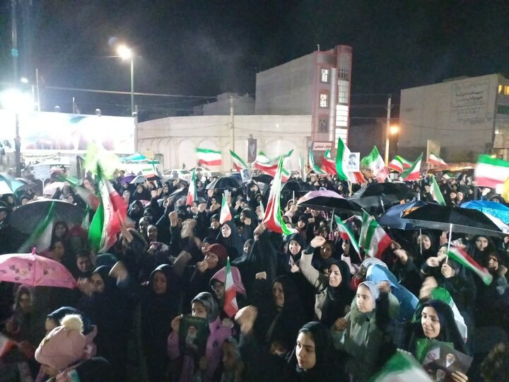 تصاویر/بیست و سومین شب حضور پرشور مردم ولایتمدار مامونیه در تجدید بیعت با آرمان‌های انقلاب در شبی بارانی