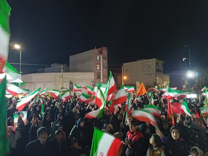 تصاویر/بیست و سومین شب حضور پرشور مردم ولایتمدار مامونیه در تجدید بیعت با آرمان‌های انقلاب در شبی بارانی