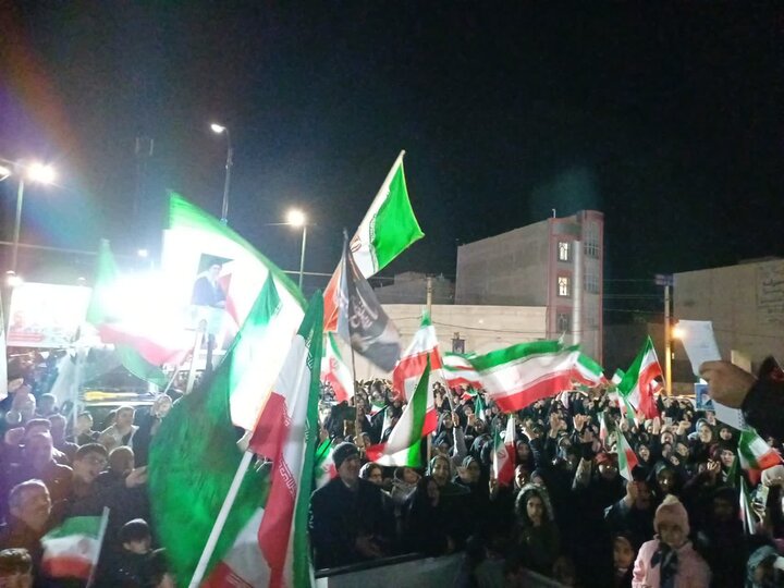 تصاویر/بیست و سومین شب حضور پرشور مردم ولایتمدار مامونیه در تجدید بیعت با آرمان‌های انقلاب در شبی بارانی