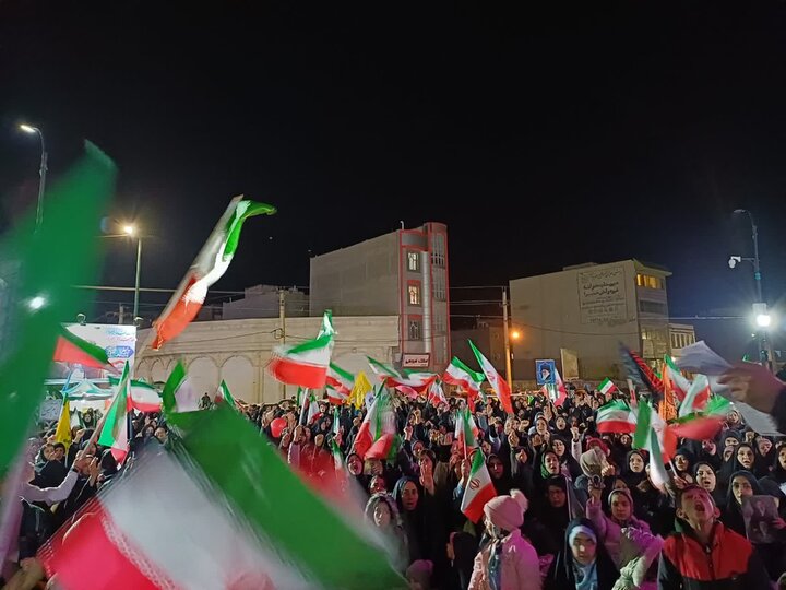 تصاویر/بیست و سومین شب حضور پرشور مردم ولایتمدار مامونیه در تجدید بیعت با آرمان‌های انقلاب در شبی بارانی