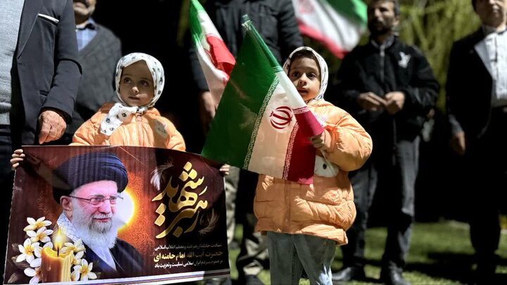 تصاویر / اجتماع مردم اقبالیه در حمایت از نیروهای مسلح وپاسخ به رئیس جمهور جنایتکار آمریکا