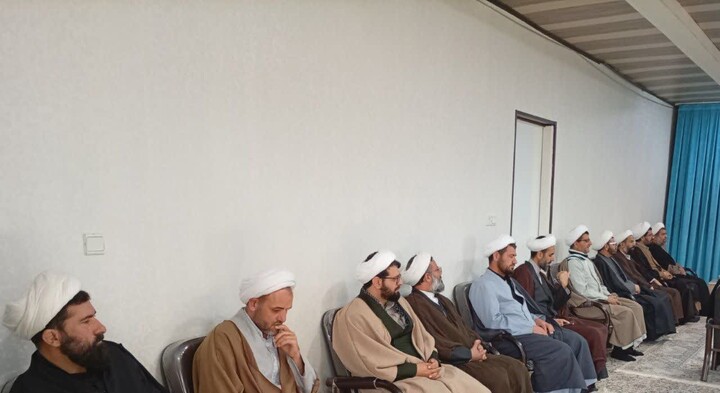 تصاویر / برگزاری نشست تبیینی با حضور ائمه جماعات مساجد و مبلّغین شهرستان فامنین با حضور امام جمعه شهرستان