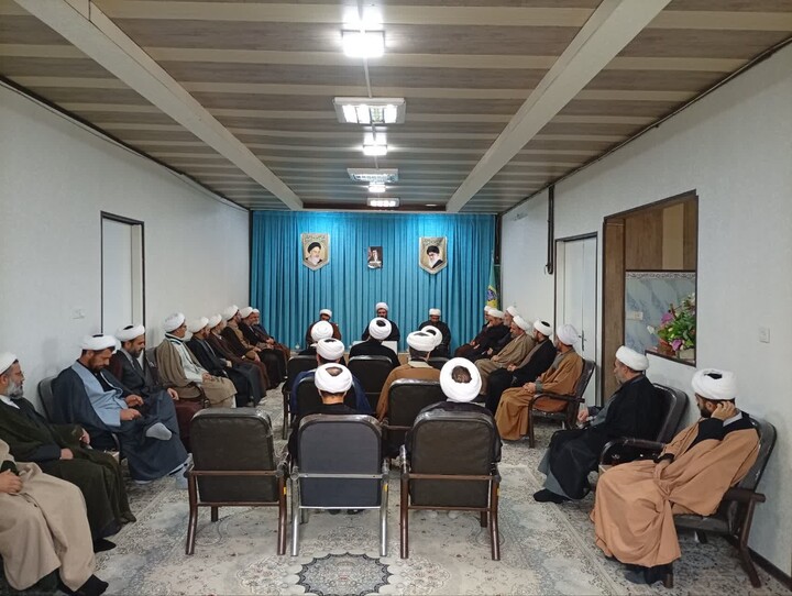 تصاویر / برگزاری نشست تبیینی با حضور ائمه جماعات مساجد و مبلّغین شهرستان فامنین با حضور امام جمعه شهرستان