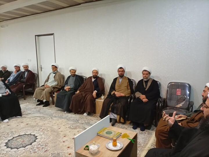 تصاویر / برگزاری نشست تبیینی با حضور ائمه جماعات مساجد و مبلّغین شهرستان فامنین با حضور امام جمعه شهرستان