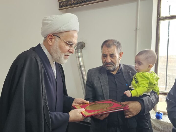 تصاویر/ حضور نماینده ولی‌فقیه در کردستان در منزل خانواده های شهدا جنگ رمضان