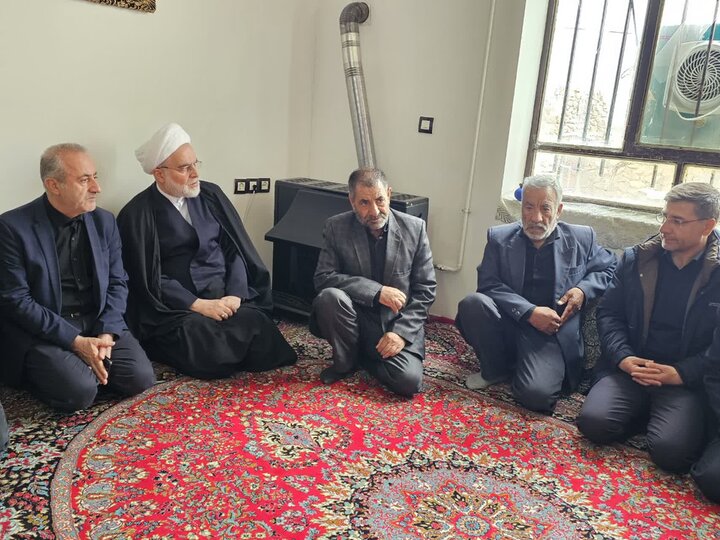 تصاویر/ حضور نماینده ولی‌فقیه در کردستان در منزل خانواده های شهدا جنگ رمضان