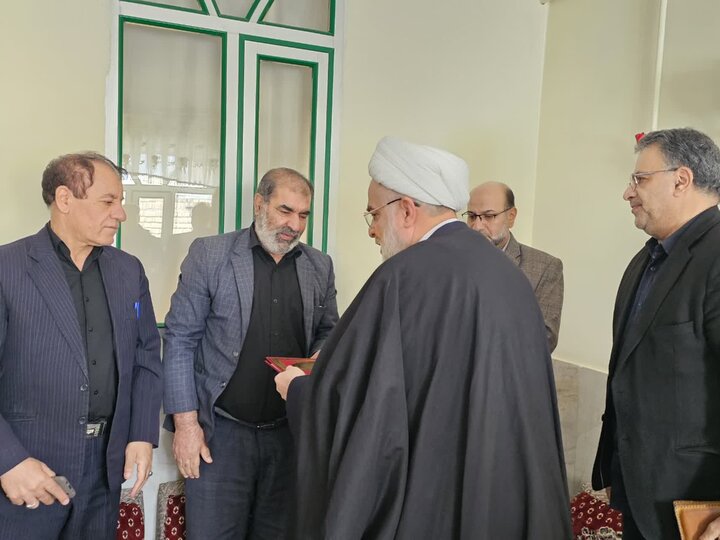 تصاویر/ حضور نماینده ولی‌فقیه در کردستان در منزل خانواده های شهدا جنگ رمضان