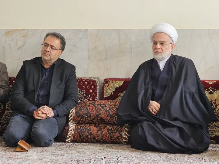 تصاویر/ حضور نماینده ولی‌فقیه در کردستان در منزل خانواده های شهدا جنگ رمضان