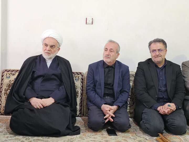 تصاویر/ حضور نماینده ولی‌فقیه در کردستان در منزل خانواده های شهدا جنگ رمضان