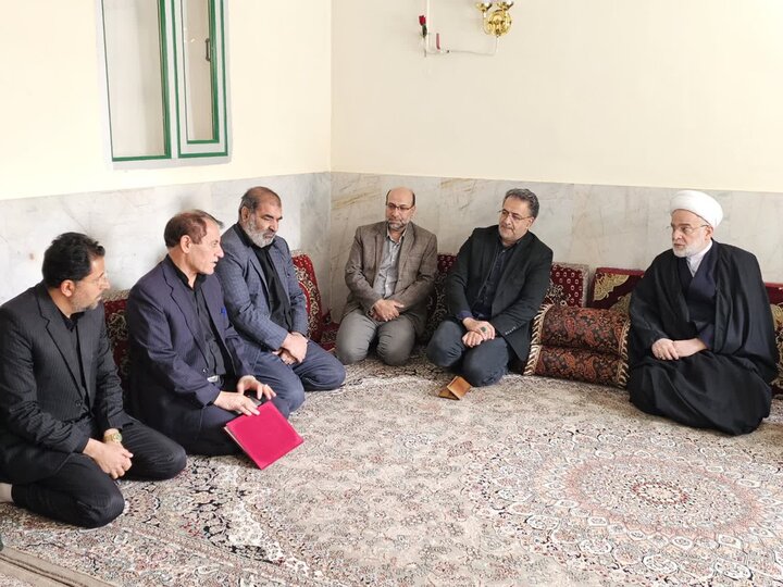 تصاویر/ حضور نماینده ولی‌فقیه در کردستان در منزل خانواده های شهدا جنگ رمضان
