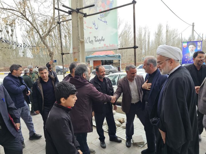 تصاویر/ حضور نماینده ولی‌فقیه در کردستان در منزل خانواده های شهدا جنگ رمضان