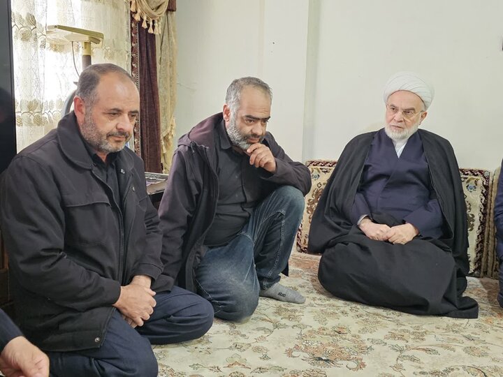 تصاویر/ حضور نماینده ولی‌فقیه در کردستان در منزل خانواده های شهدا جنگ رمضان