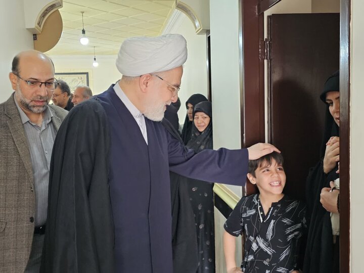 تصاویر/ حضور نماینده ولی‌فقیه در کردستان در منزل خانواده های شهدا جنگ رمضان