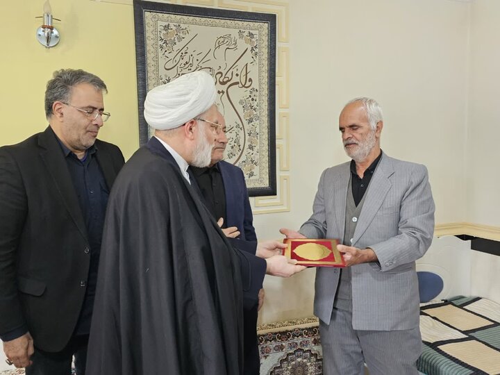تصاویر/ حضور نماینده ولی‌فقیه در کردستان در منزل خانواده های شهدا جنگ رمضان