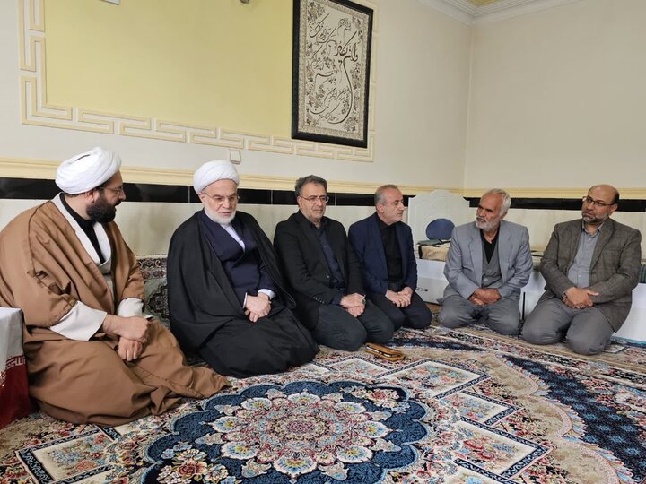 تصاویر/ حضور نماینده ولی‌فقیه در کردستان در منزل خانواده های شهدا جنگ رمضان
