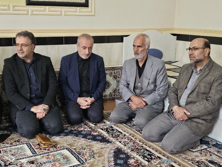 تصاویر/ حضور نماینده ولی‌فقیه در کردستان در منزل خانواده های شهدا جنگ رمضان
