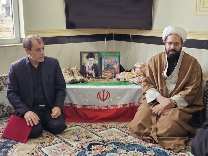 تصاویر/ حضور نماینده ولی‌فقیه در کردستان در منزل خانواده های شهدا جنگ رمضان