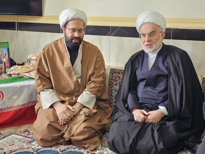تصاویر/ حضور نماینده ولی‌فقیه در کردستان در منزل خانواده های شهدا جنگ رمضان