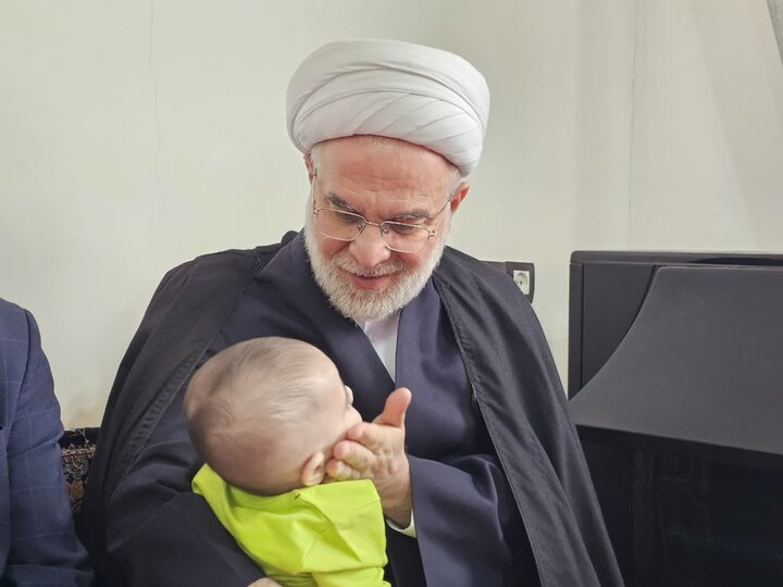 تصاویر/ حضور نماینده ولی‌فقیه در کردستان در منزل خانواده های شهدا جنگ رمضان