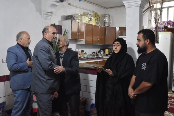 تصاویر/دیدار نماینده ولی فقیه در لرستان با خانواده جمعی از شهدای جنگ رمضان در خرم آباد