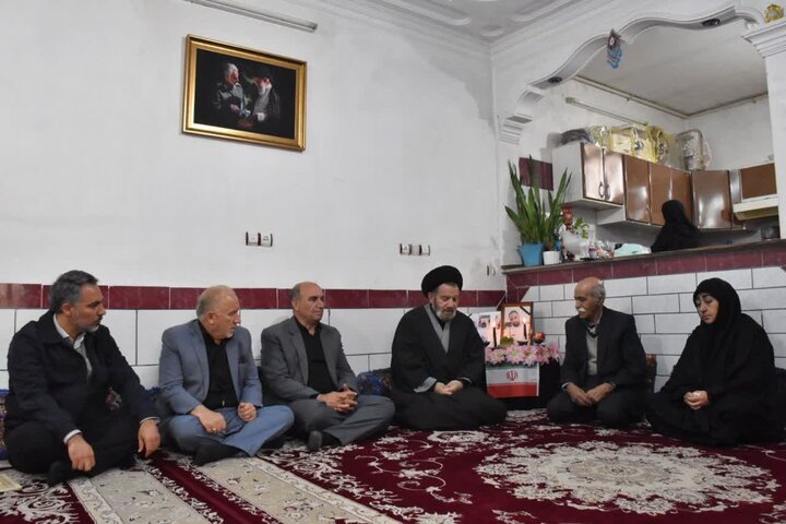 تصاویر/دیدار نماینده ولی فقیه در لرستان با خانواده جمعی از شهدای جنگ رمضان در خرم آباد