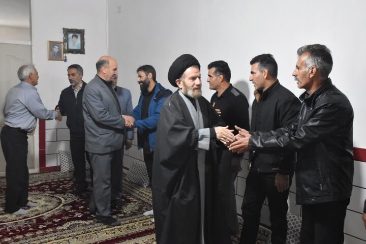 تصاویر/دیدار نماینده ولی فقیه در لرستان با خانواده جمعی از شهدای جنگ رمضان در خرم آباد