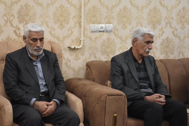 تصاویر/دیدار نماینده ولی فقیه در لرستان با خانواده جمعی از شهدای جنگ رمضان در خرم آباد