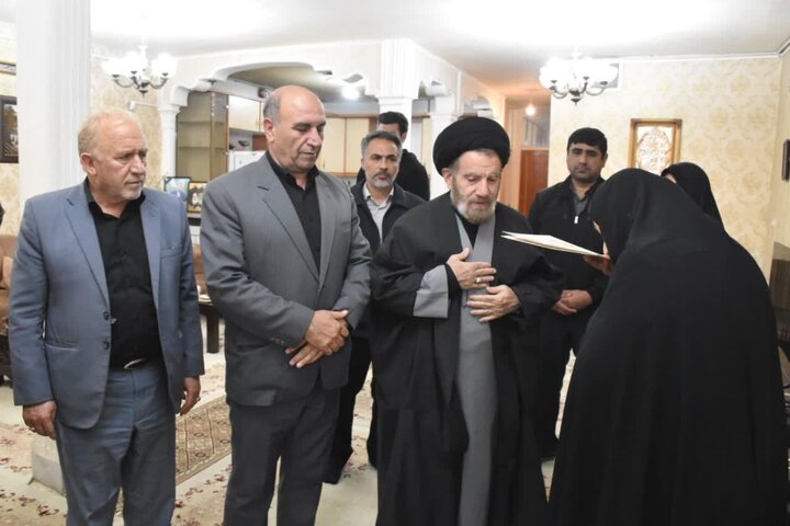 تصاویر/دیدار نماینده ولی فقیه در لرستان با خانواده جمعی از شهدای جنگ رمضان در خرم آباد