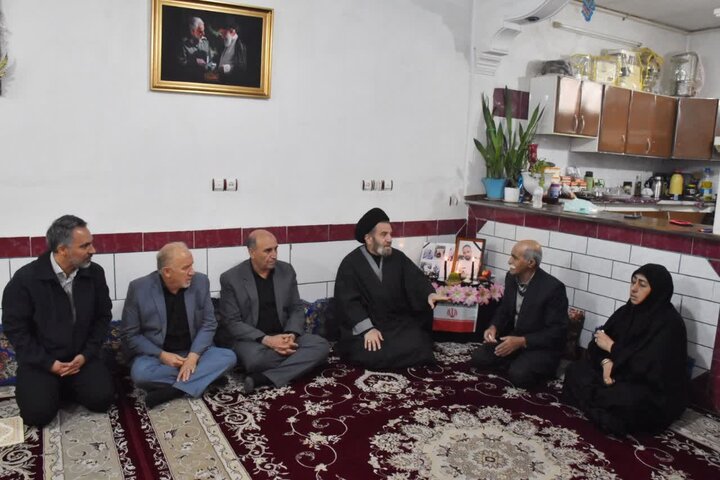 تصاویر/دیدار نماینده ولی فقیه در لرستان با خانواده جمعی از شهدای جنگ رمضان در خرم آباد