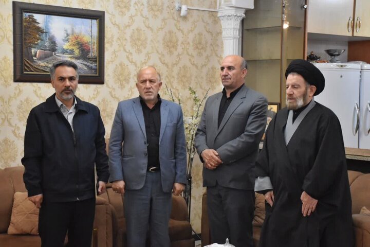 تصاویر/دیدار نماینده ولی فقیه در لرستان با خانواده جمعی از شهدای جنگ رمضان در خرم آباد