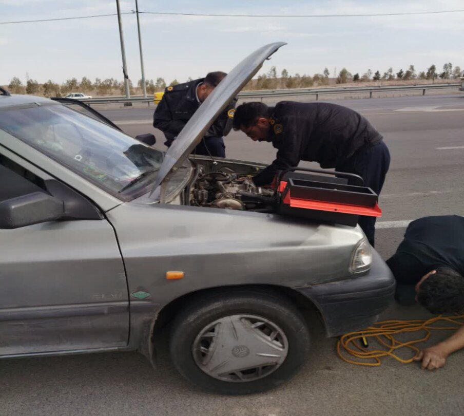 اقدام قابل تقدیر مأمور پلیس راهور قم در کمک به دو خانم + عکس