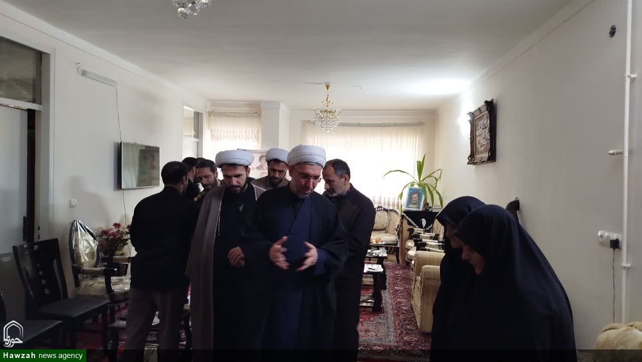 تجلیل مسئول دفتر نمایندگی ولی‌فقیه در سپاه استان همدان از خانواده‌ شهید امدادی فرد+تصاویر