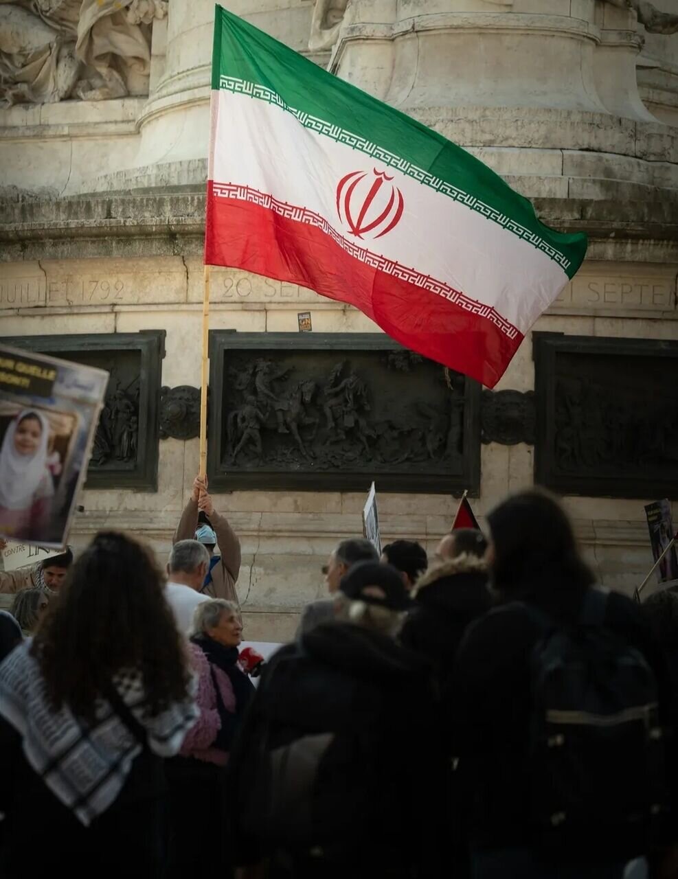 Manifestation d’ampleur à Paris en soutien à l’Iran et en protestation contre les attaques américaines et israéliennes