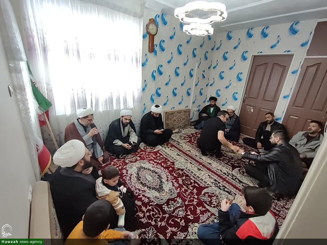تجلیل اساتید و طلاب حوزه علمیه همدان از خانواده شهید جنگ رمضان