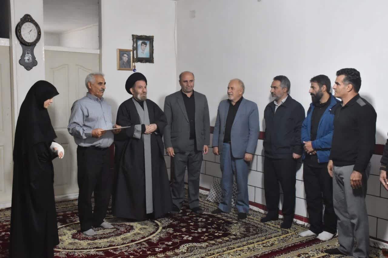 تصاویر/ دیدار نماینده ولی فقیه در لرستان با خانواده جمعی از شهدای جنگ رمضان در خرم آباد