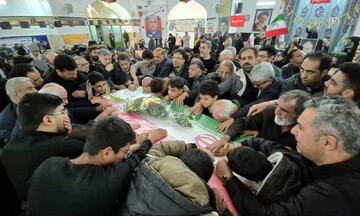 تصاویر/ وداع تفتی ها با شهید علیرضا دهقانی سانیچ و پدر پنج قلوهای تفتی