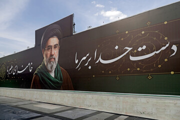 تصاویر/  اکران دیوارنگاره بیعت با سومین رهبر انقلاب در حرم مطهر رضوی