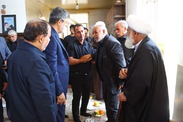 تصاویر/ دیدار استاندار یزد با خانواده سرباز شهید در مهریز
