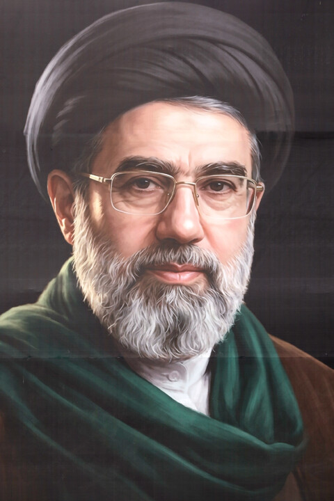 تصاویر/  اکران دیوارنگاره بیعت با سومین رهبر انقلاب در حرم مطهر رضوی