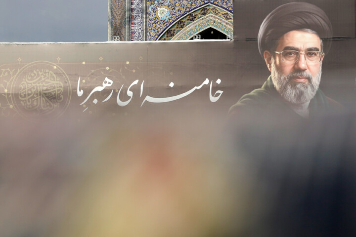 تصاویر/  اکران دیوارنگاره بیعت با سومین رهبر انقلاب در حرم مطهر رضوی