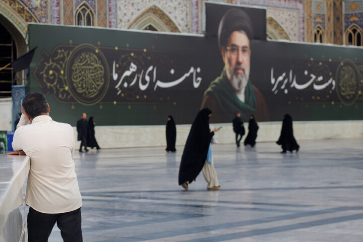 تصاویر/  اکران دیوارنگاره بیعت با سومین رهبر انقلاب در حرم مطهر رضوی