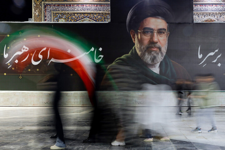 تصاویر/  اکران دیوارنگاره بیعت با سومین رهبر انقلاب در حرم مطهر رضوی