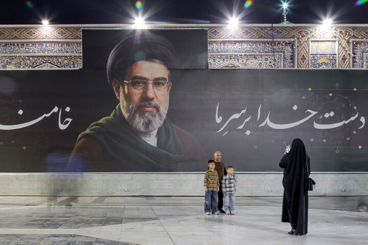 تصاویر/  اکران دیوارنگاره بیعت با سومین رهبر انقلاب در حرم مطهر رضوی
