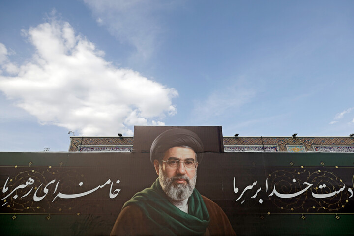 تصاویر/  اکران دیوارنگاره بیعت با سومین رهبر انقلاب در حرم مطهر رضوی