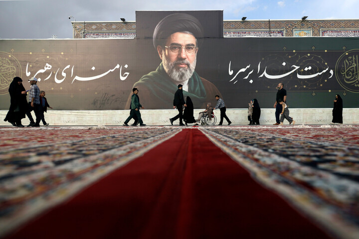 تصاویر/  اکران دیوارنگاره بیعت با سومین رهبر انقلاب در حرم مطهر رضوی