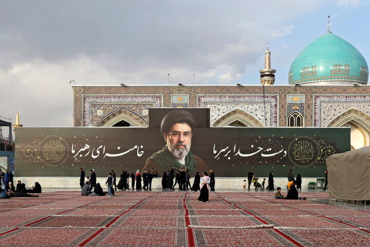 تصاویر/  اکران دیوارنگاره بیعت با سومین رهبر انقلاب در حرم مطهر رضوی